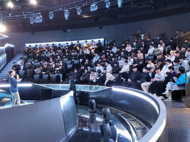 韩媒:LCK对注册选手和教练组约100人进行了素养教育