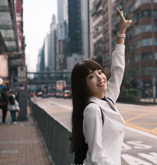 管泽元&余霜蜜月旅行第一天:到达中国香港 齐刘海霜姐太有韵味咧~