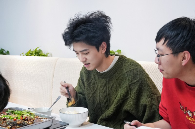 LNG分享夜宵报告:Zika和weiwei选择烤鱼,Scout和hang选择炒饭