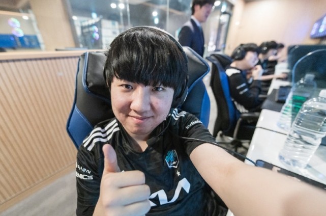 Khan:啊西八!好不容易避开了Rascal又碰上Zeus了!