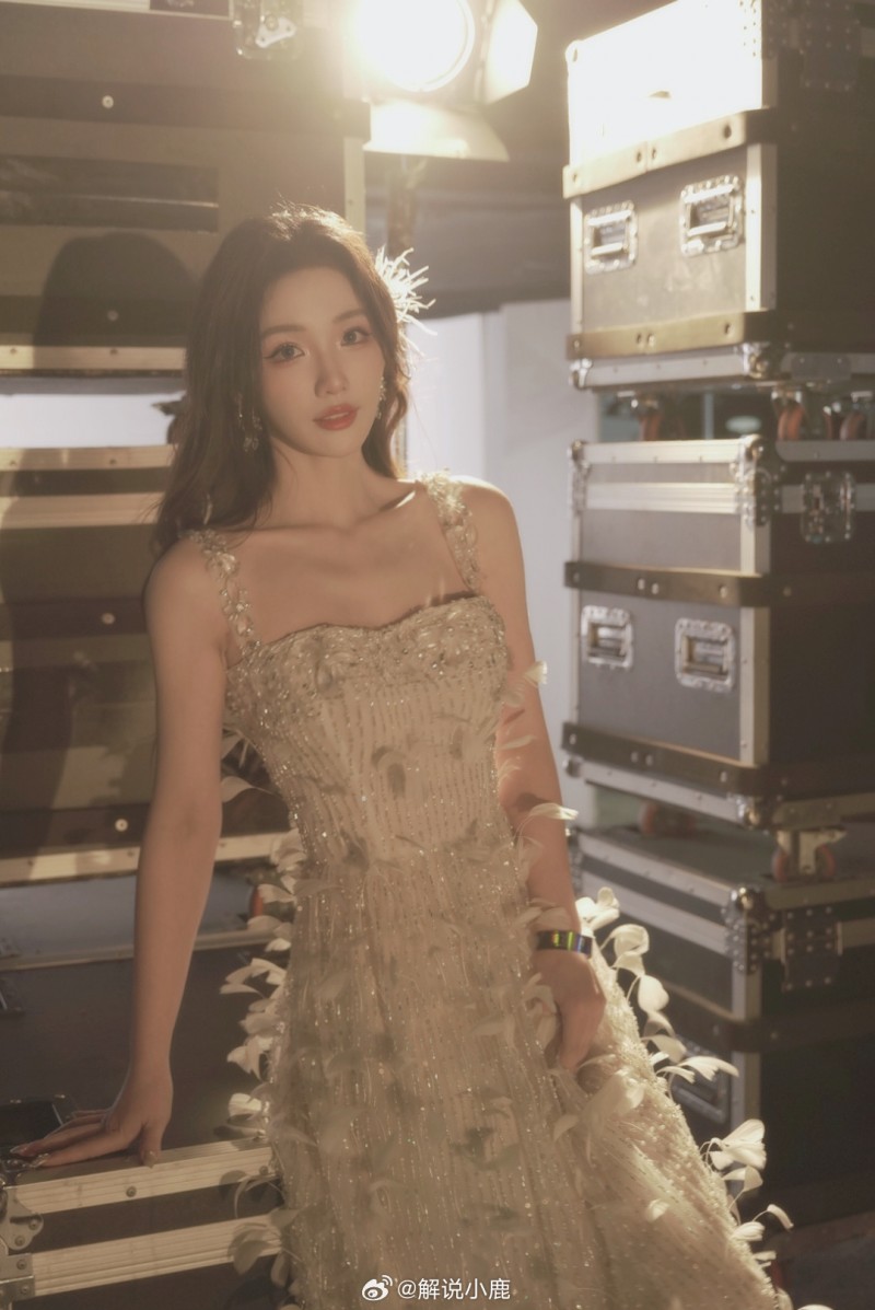 KPL女解说小鹿晒照:细致妆容流苏长裙?今天穿搭能给打几分?