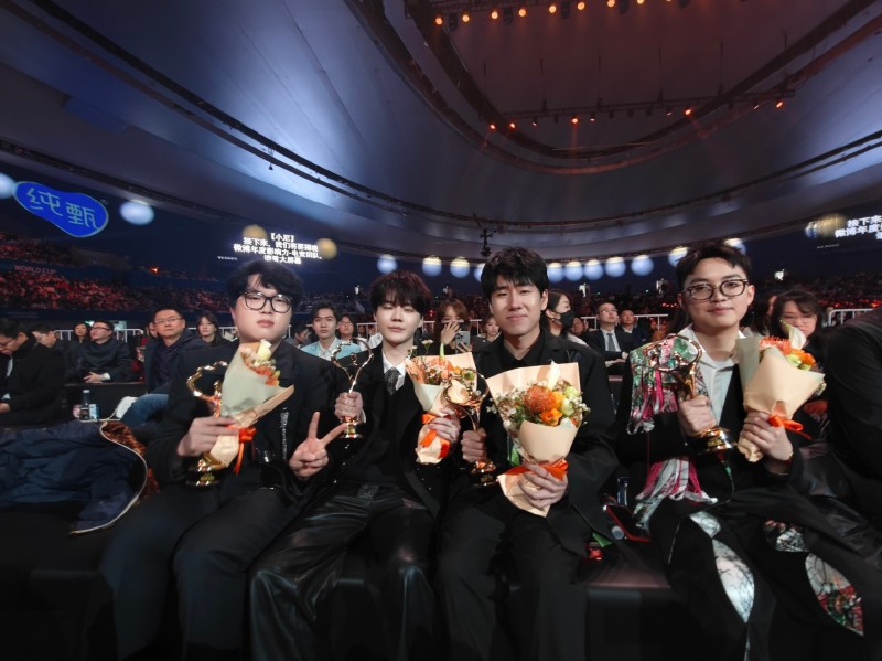 LPL选手官方分享微博之夜返图:Bin/刘青松/GALA手捧鲜花表情腼腆