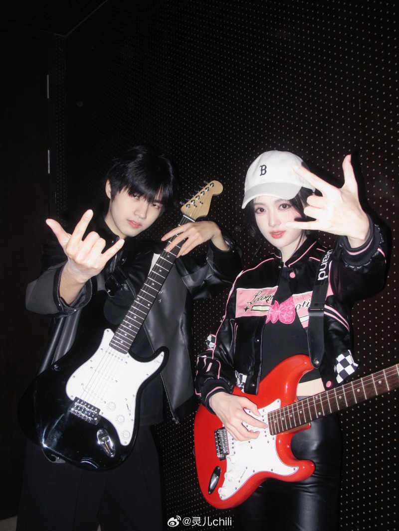 KPL女主持人灵儿晒照:原地组成摇滚双主唱?