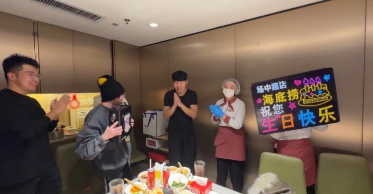 没看一段科目三?解说小伞晒海底捞庆生照:又大一岁了?