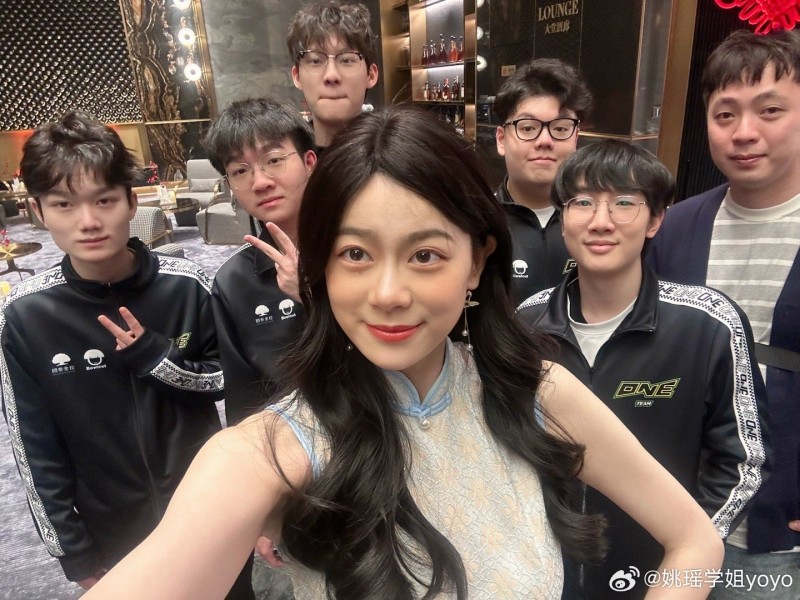 港澳台OneTeam女教练姚瑶分享美照:在重庆和队员重聚 今天穿旗袍~