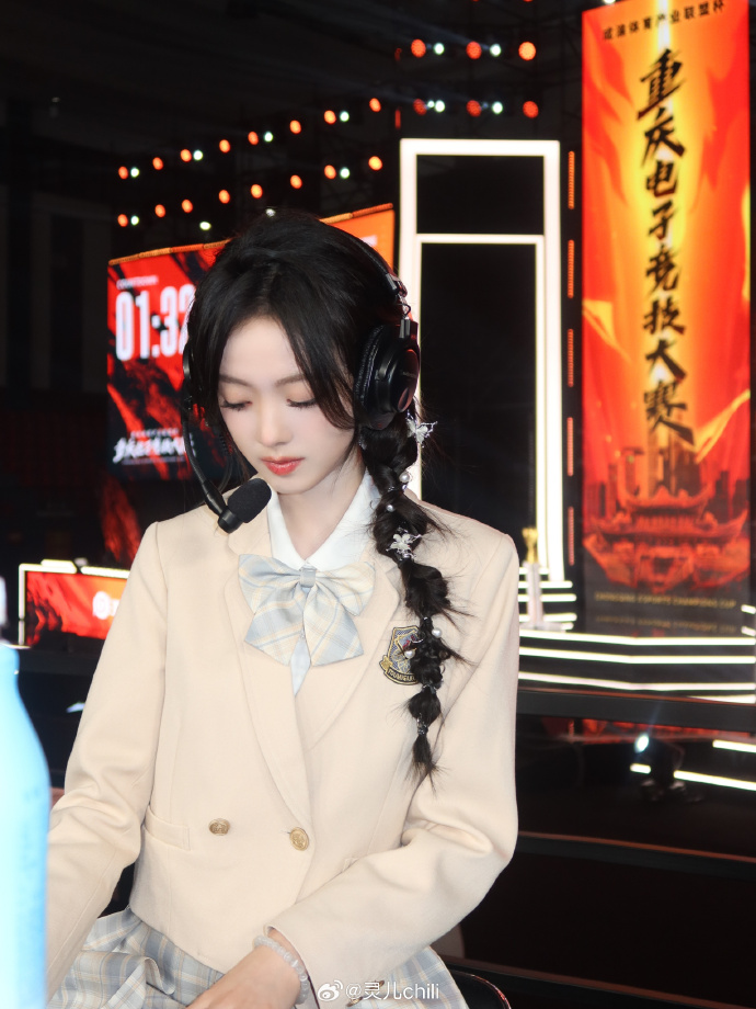 单马尾辫好显眼?KPL解说灵儿晒照:真是拉满又激情的一天!