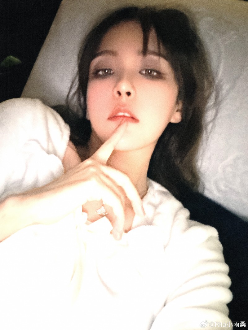 LPL女解说Rita晒照:烟熏妆容?中式恐怖风格?