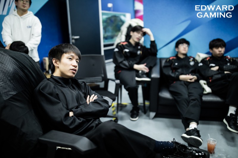 EDG超话议落败:放走上野 连RNG都输我真吐了 JX是没钱检查脑子吗?