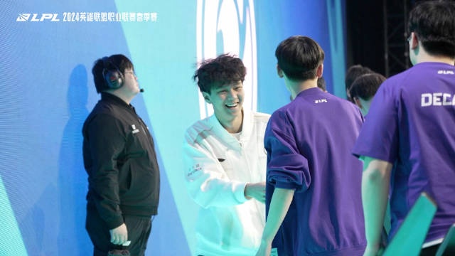 官方分享赛后花絮:Cryin和老朋友Yuekai碰拳 Wink笑容灿烂