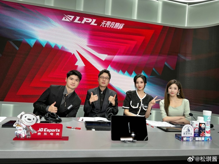 松琪分享工作照:今天在演播室互动主持 下班打卡