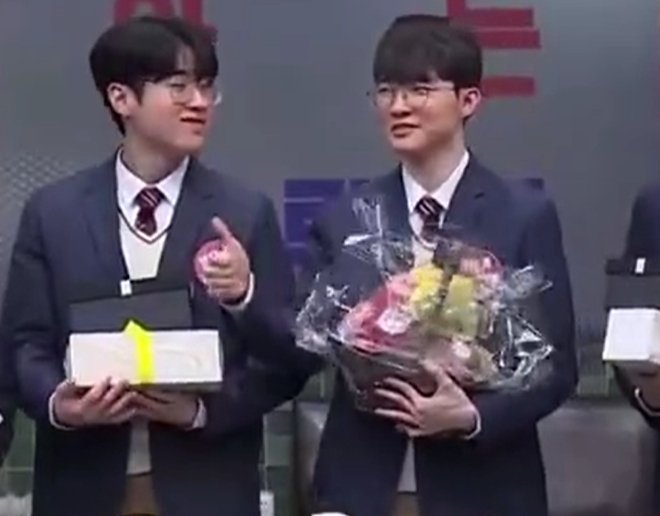 伟大的性格!Faker综艺拒绝金希澈比弱爆要求,依旧为对手比起大拇指?