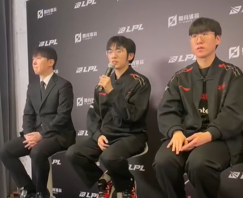 Flandre:再次登上LPL感受还是比较紧张,第一把补刀感觉都有点陌生