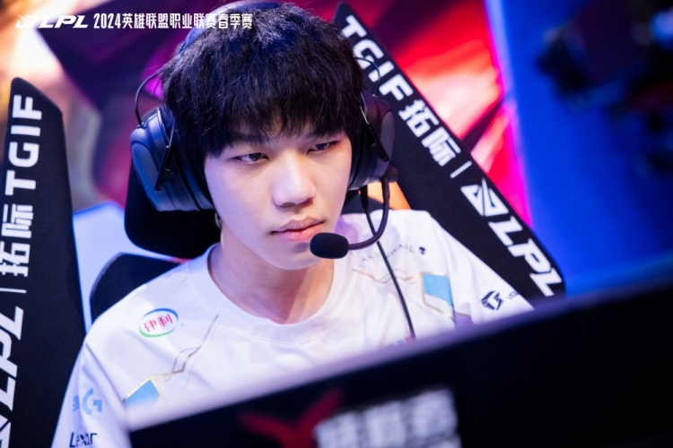 BLG赛后返图:knight小手摸头 Elk喜笑颜开