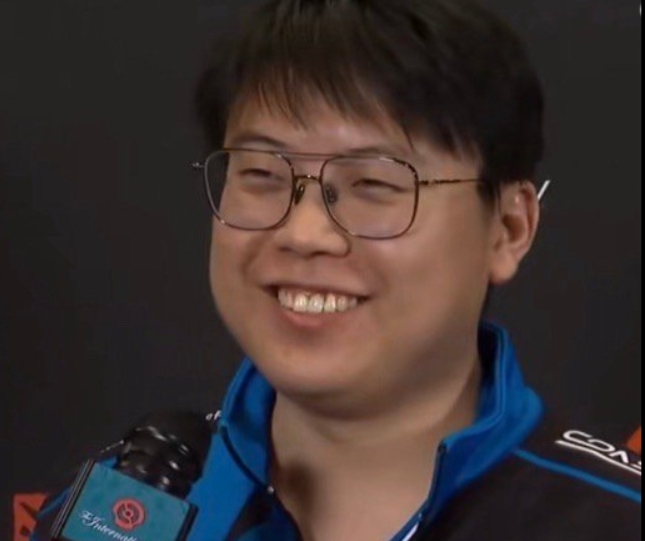 查理斯:英雄联盟讨论要搞的全局BP挺有意思 反正我也不打职业了!