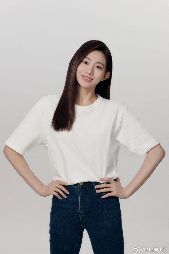 看来助威还挺有效果!花样游泳运动员梁馨枰前往LNG主场加油助威