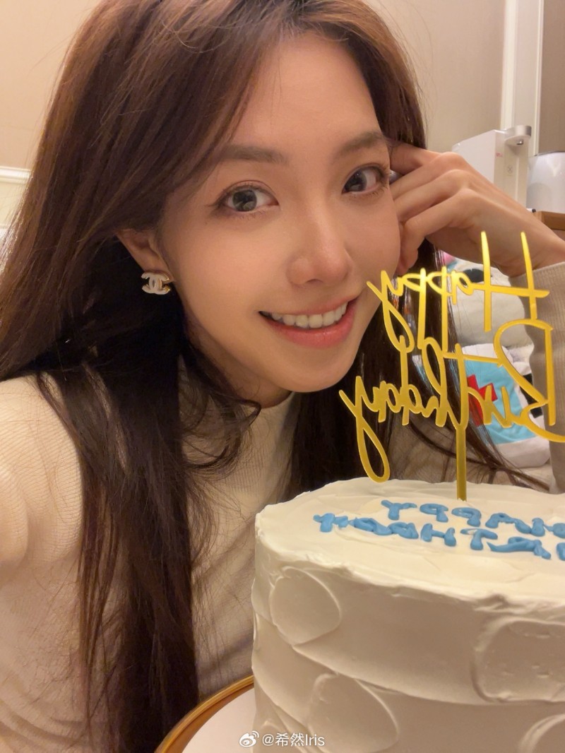 主持希然晒生日返图:度过了很快乐的27 新的一岁也拜托啦
