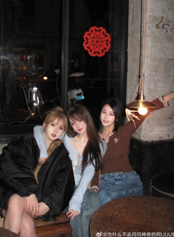 赵梦玥UU晒照:都是美女闺蜜呀 uu妹也是风韵犹存捏~