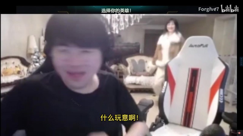 逛街聊天是这样的？?姿态质问女友：吃火锅能从中午吃到11点半？