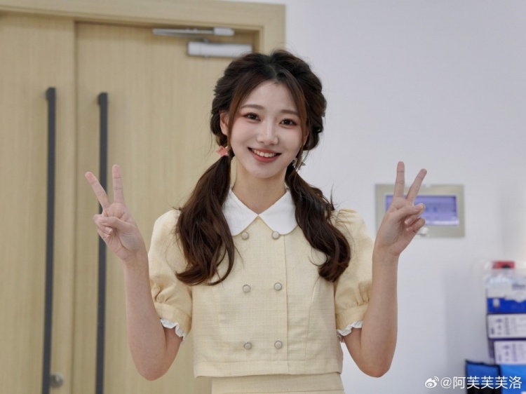 甜妹爱了爱了~阿芙晒照:双马尾芙大家觉得怎么样