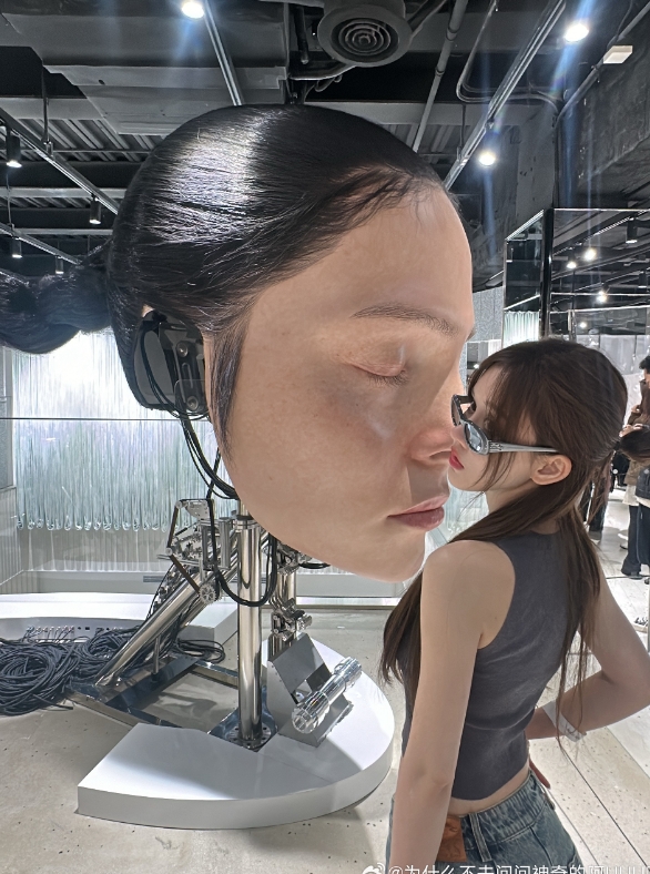 赵梦玥UU晒照:毛衣背心尽显腰身 潮人展真可谓潮人遍地