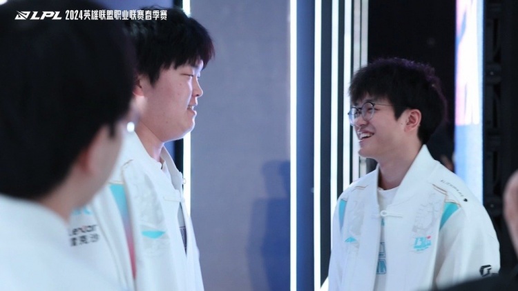 BLG选手赛前花絮:边聊天边切磋脚法的Bin和Xun