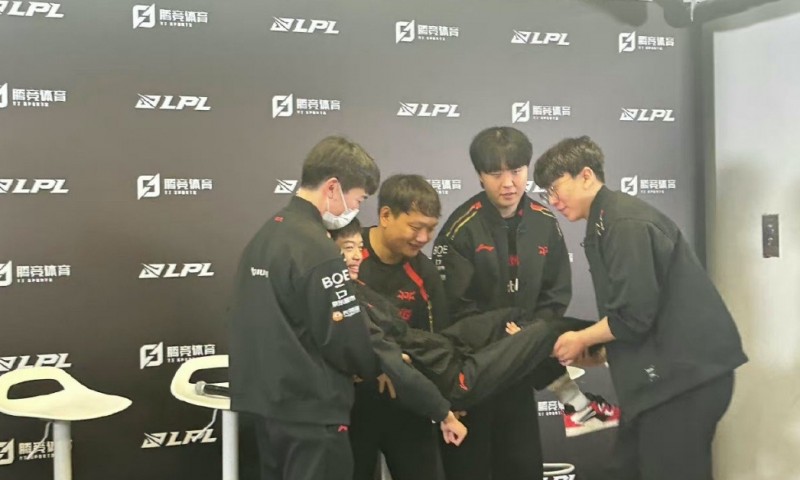 韩网热议JDG赛后合照:谁把儿子带到比赛场地来了