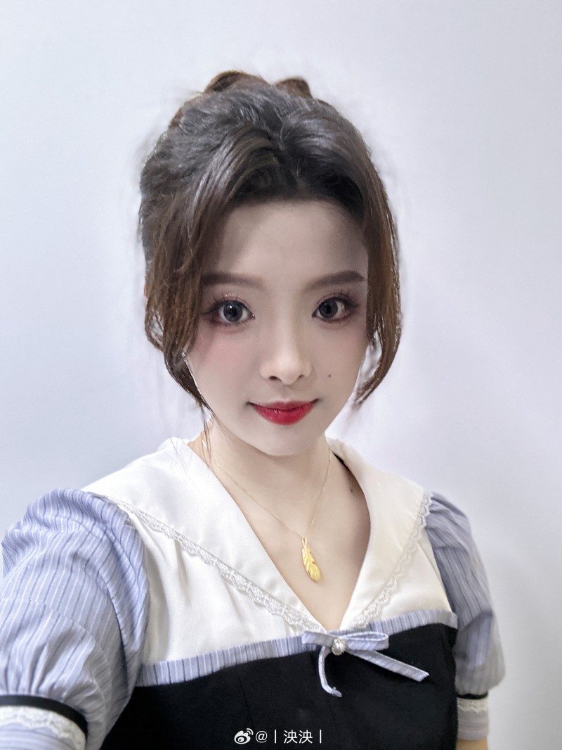 电竞“杨超越”泱泱晒美照:黑色连衣裙 真的太显腿长了吧~