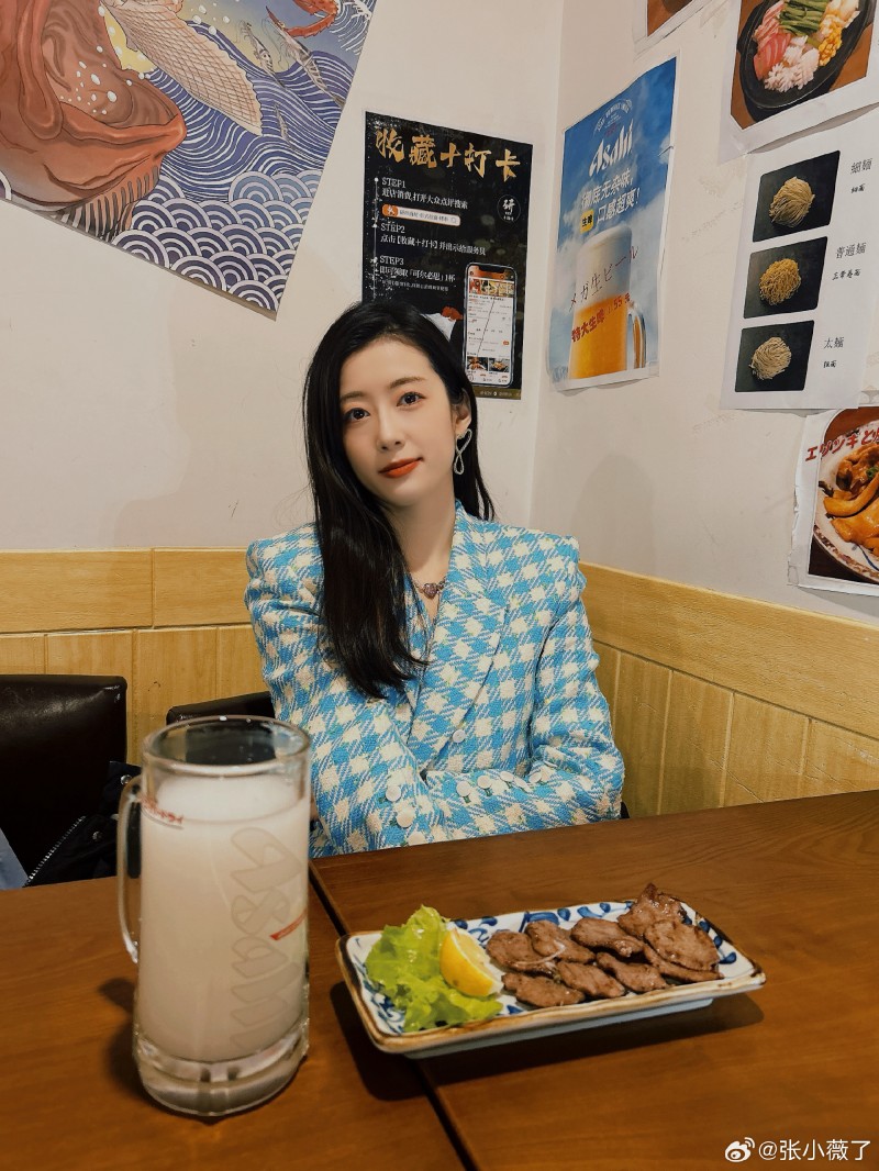 女主持人张小薇晒照:在居酒屋里面~这白色的是什么酒呢?