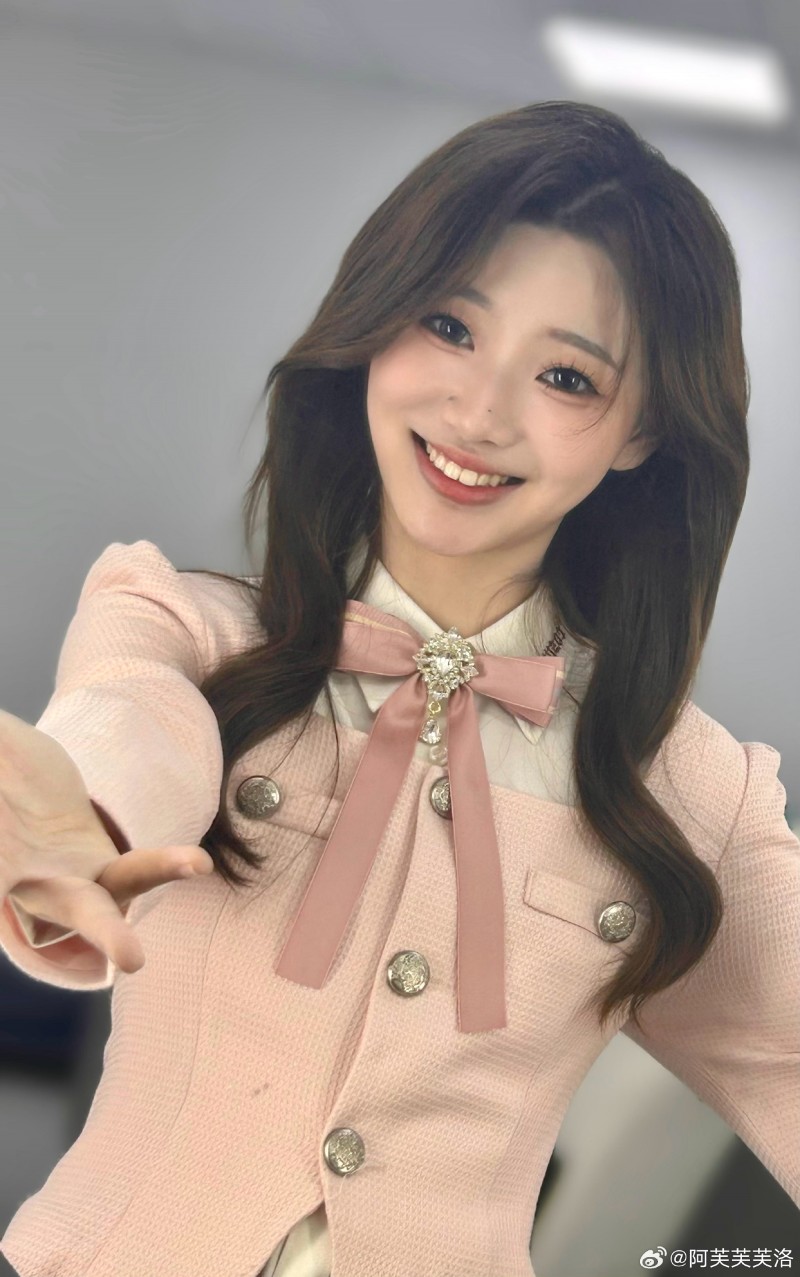 甜妹最好了!LPL互动女主持人阿芙分享美照:温柔学姐喜欢么?