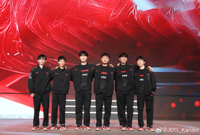 Kanavi、Ruler更新队友合照:jiayou 季后赛加油!