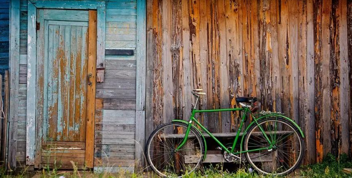 角落里的自行车的图片 角落里的自行车