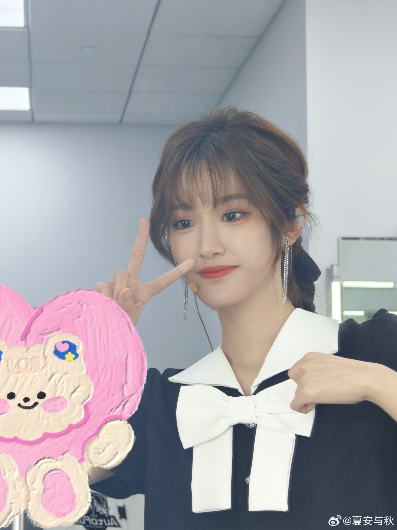 夏安分享今日LPL工作照:今天是蝴蝶结?憨憨~