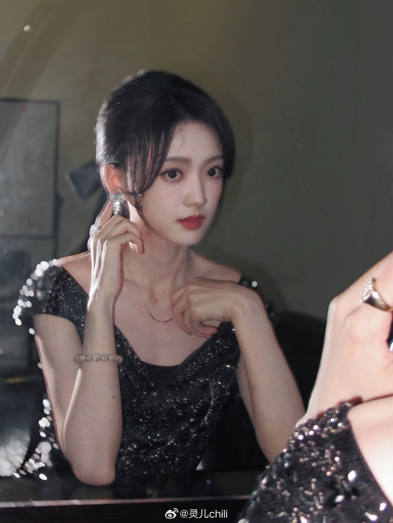 KPL解说灵儿晒照:瘦腰长裙凸显姣好身段