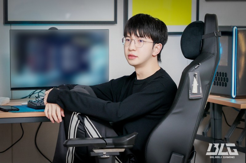 DYS:Elk童工还没到期吗?感觉他工资能拿Ruler的一半