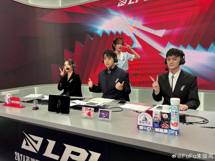 FoFo分享初登解说台返图:等会解说席见,期待两队精彩的表现