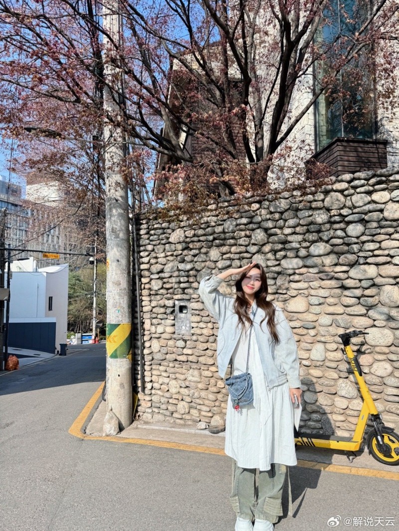 好美!解说天云晒照:休闲牛仔外套春游