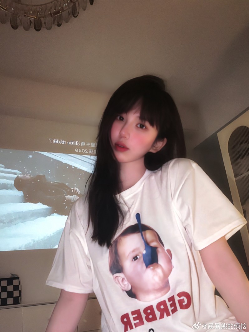 CSGO解说暴暴熊晒照:微醺的小脸+高糊的画质,氛围感拉满~