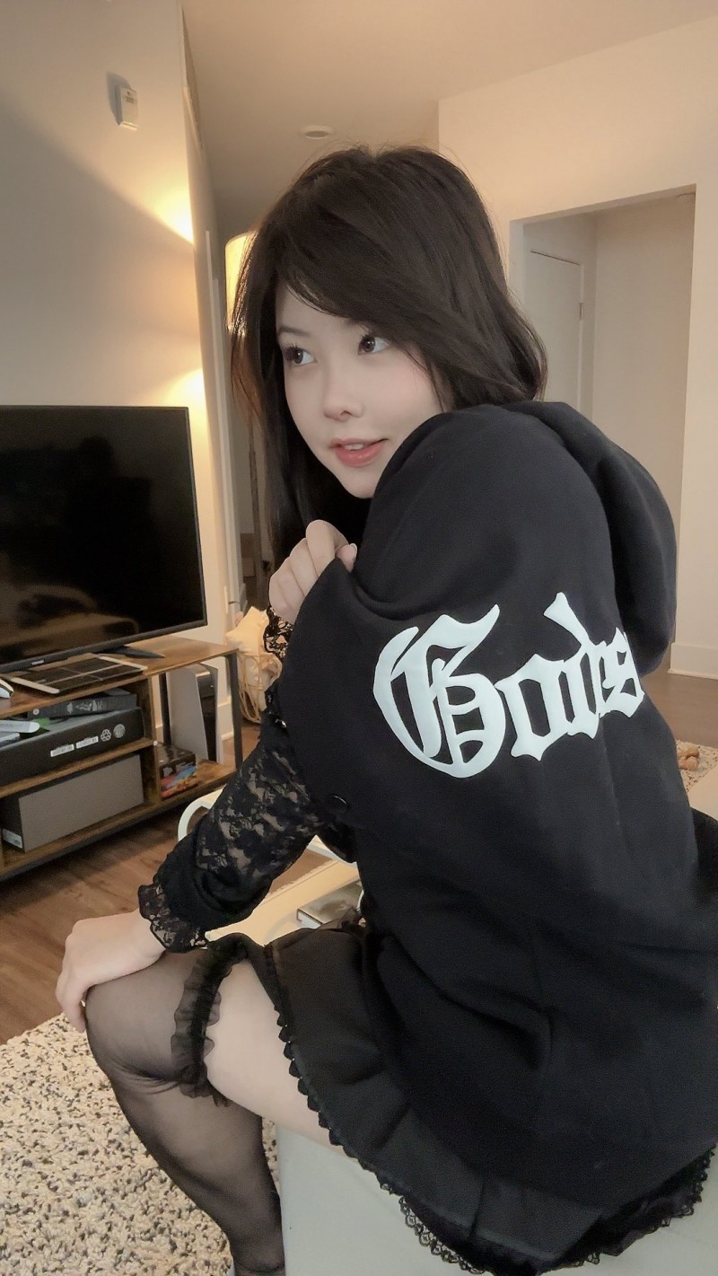 Mayumi更博:宝贝们 今年不会去MSI了 我会存点钱下次再来