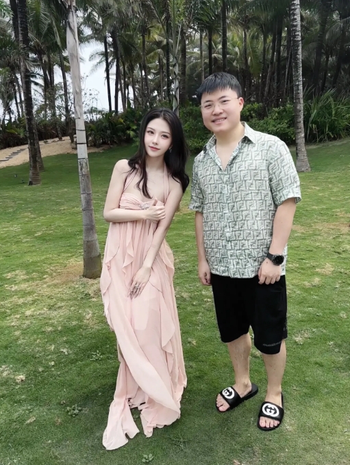 抖音博主分享与Uzi合照:梦回s7梦开始的地方 春风能否许我再少年