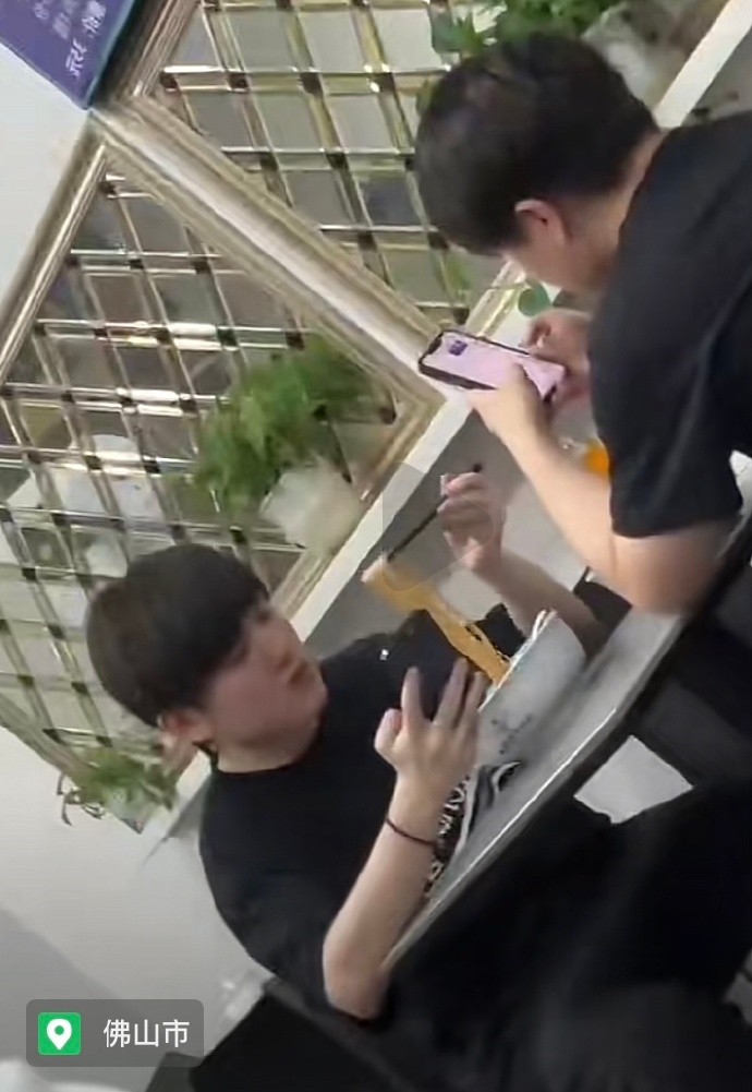 赛前小歇!JackeyLove被网友拍到在佛山馆子吃面