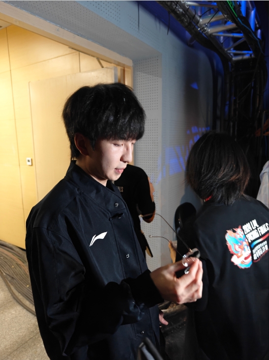 去年就想戴了!BLG发布出征仪式花絮:Elk特意回来换上了金色眼镜