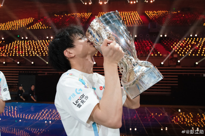 xun晒捧杯照:拍的真帅 