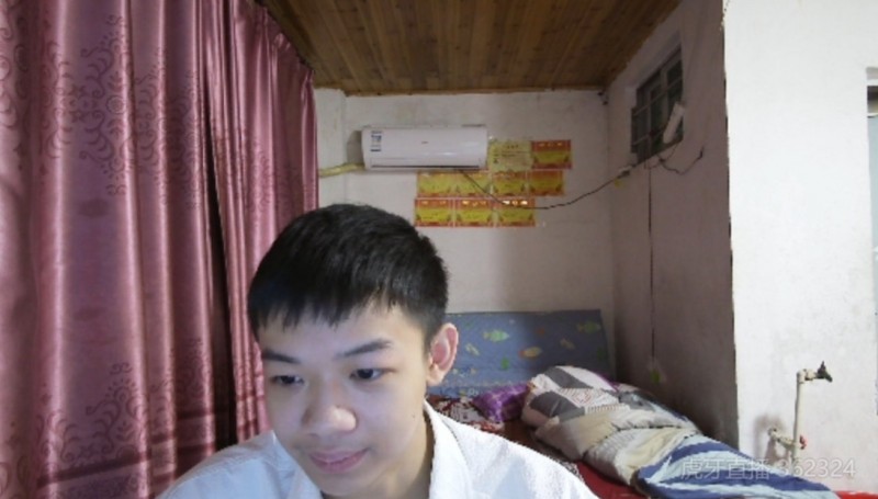 总有机会的!JDG小将Sheer回家开启直播:简陋的房间 满墙的奖状