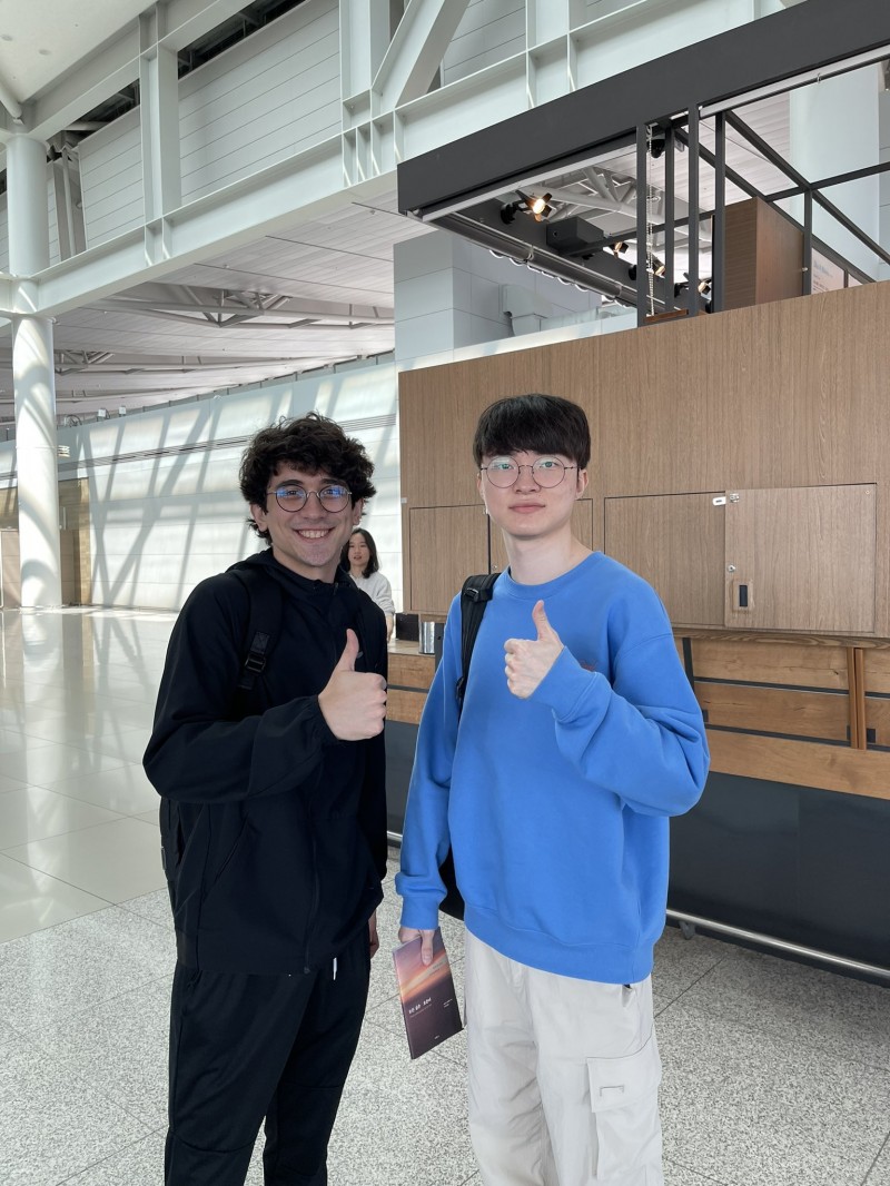 LLA赛区EST俱乐部选手分享和Faker合影:MSI支线任务完成!