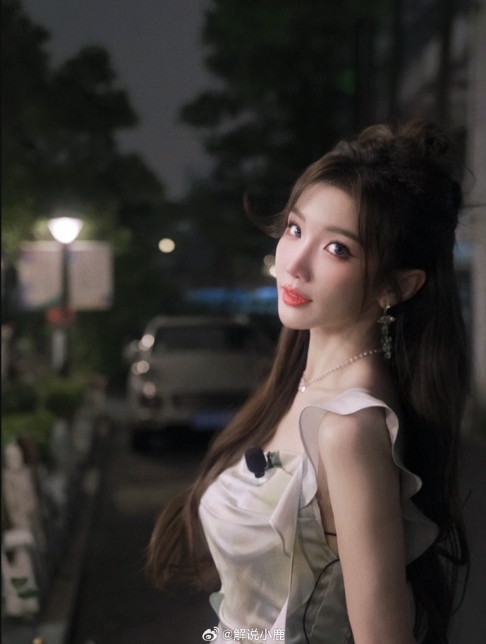 解说小鹿晒美照:今天的班就上到这了?