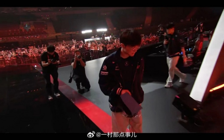 拳头官方摄影师一村晒照:又一次成为了Faker背后的男人