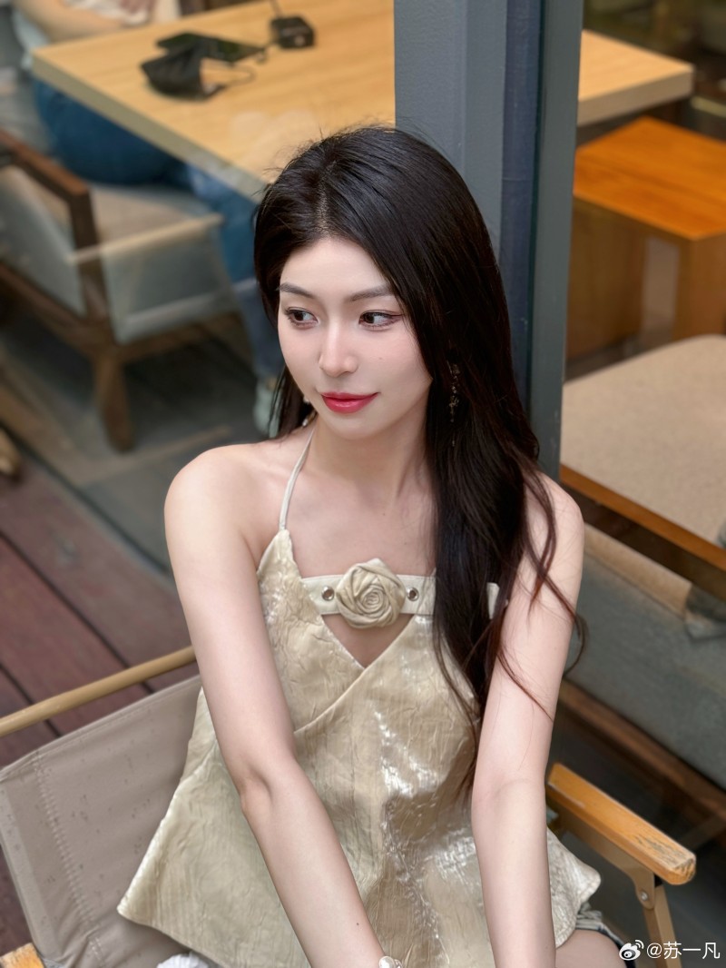 前LPL&NBA双料解说苏一凡晒照:淡黄纱裙优雅大方 活力四射~