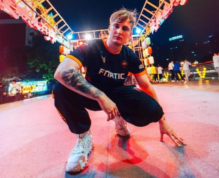 深夜放毒!Humanoid晒用餐照片并配文:败者的晚餐