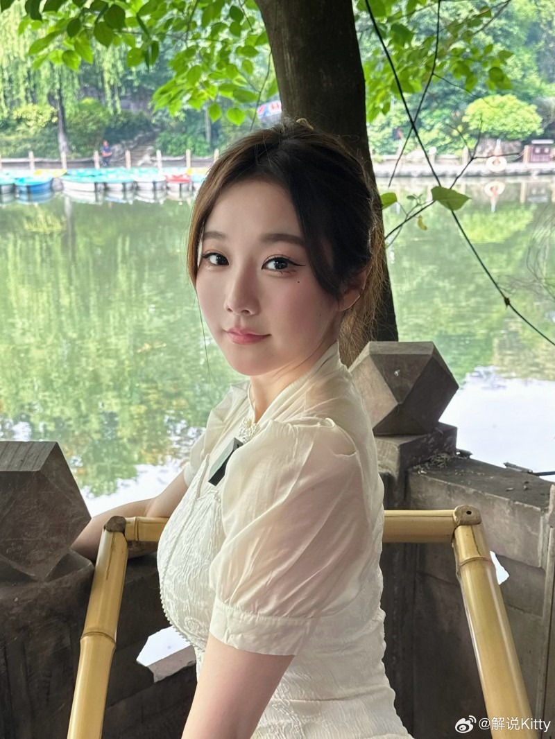 梦幻联动~解说Kitty晒照:TES vs TL - 预测 TES 3-0!