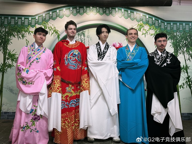 G2晒选手变装戏服照片并配文:兔宝最爱的换装小游戏环节